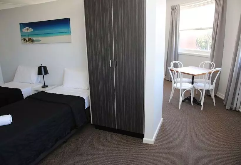 Отель The Lakes