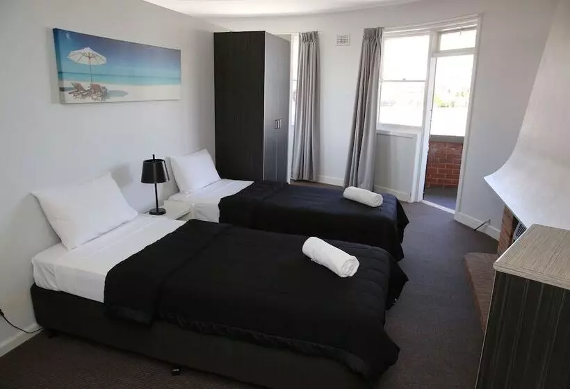 Отель The Lakes