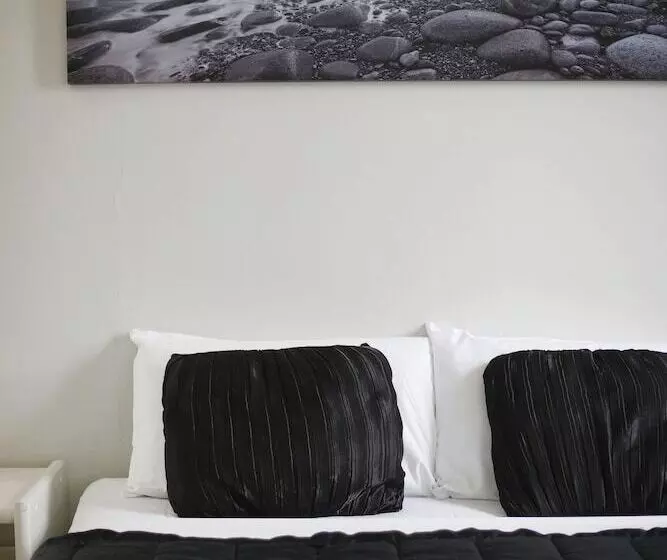 Отель The Lakes