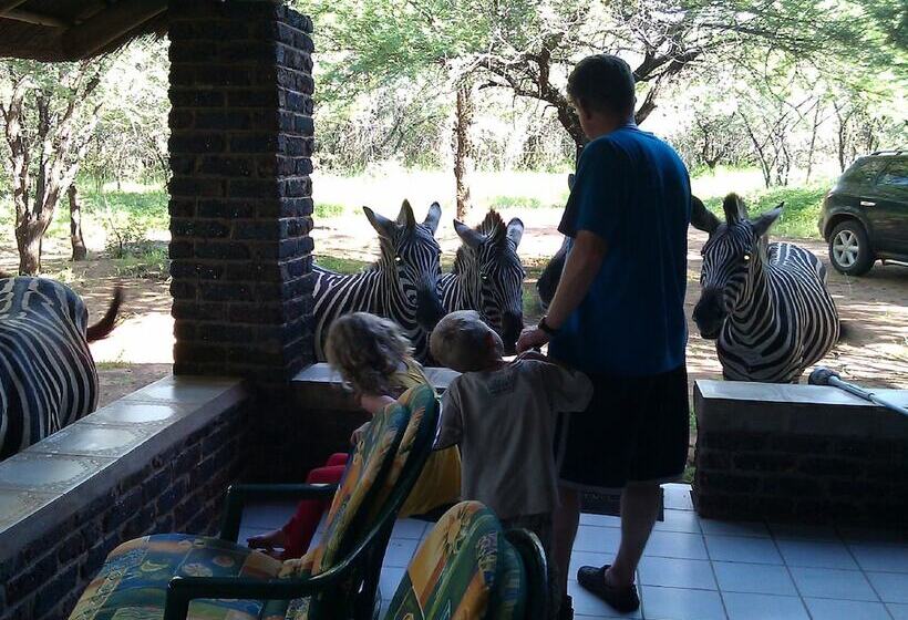 펜션 Le Roux Lodge