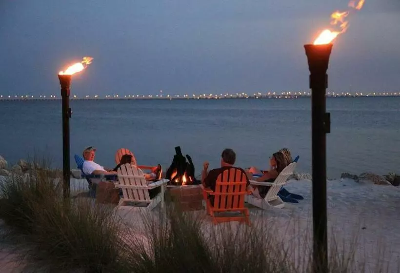 Condo Less Than 5 Min From Airport With Sunset Views