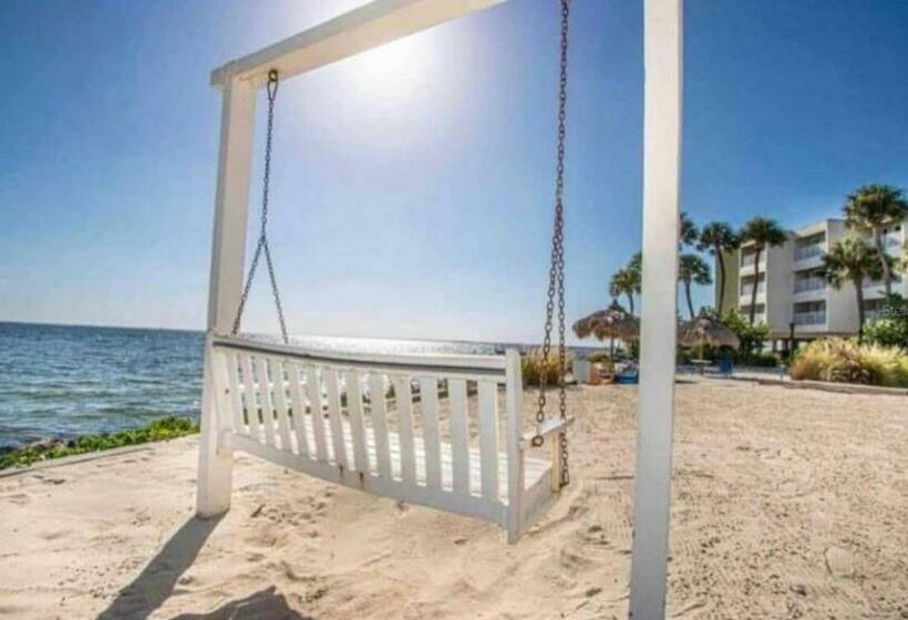 Condo Less Than 5 Min From Airport With Sunset Views