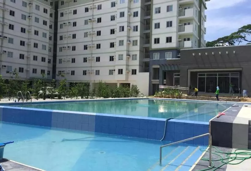 ホテル Staycation Condo With Pool Near Sm Tungko, Bulacan