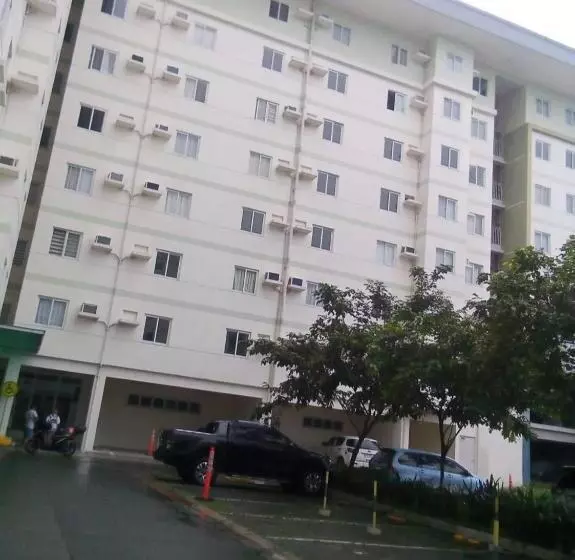 ホテル Staycation Condo With Pool Near Sm Tungko, Bulacan