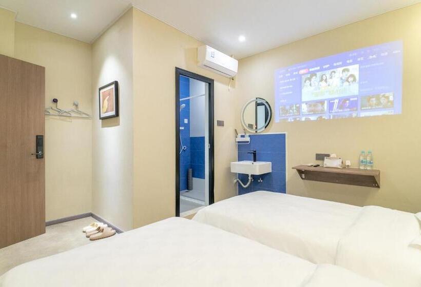 Puzzle Hotel Guangzhou Fenghuang New Village Subway Station