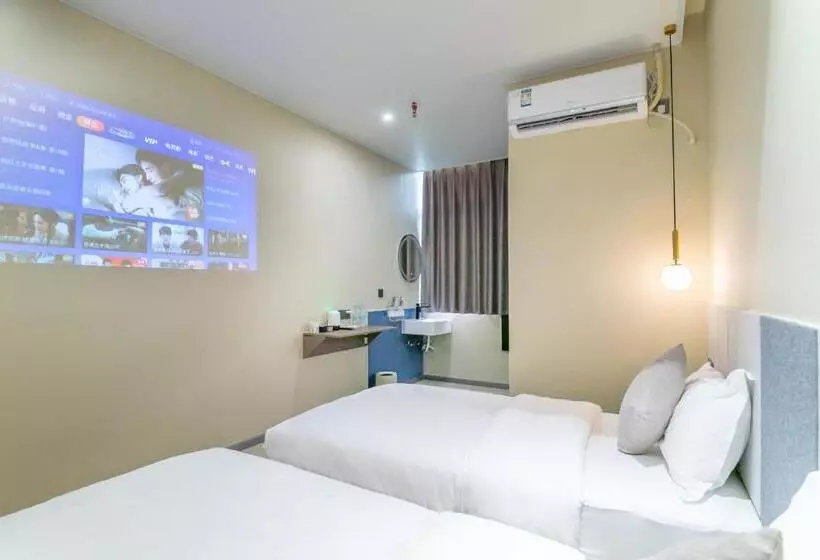 Puzzle Hotel Guangzhou Fenghuang New Village Subway Station