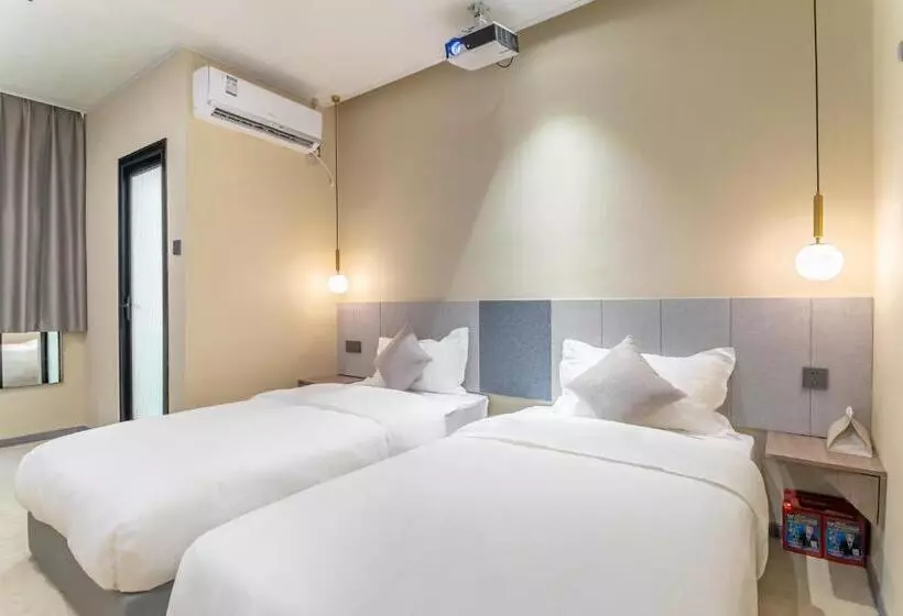 Puzzle Hotel Guangzhou Fenghuang New Village Subway Station