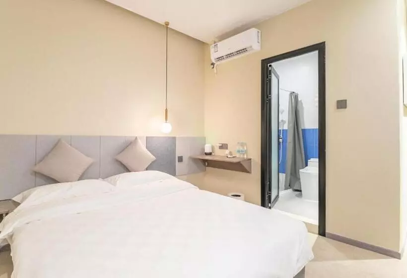 Puzzle Hotel Guangzhou Fenghuang New Village Subway Station