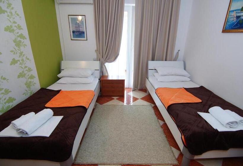 تختخواب و صبحانه Guesthouse Villa Gaga