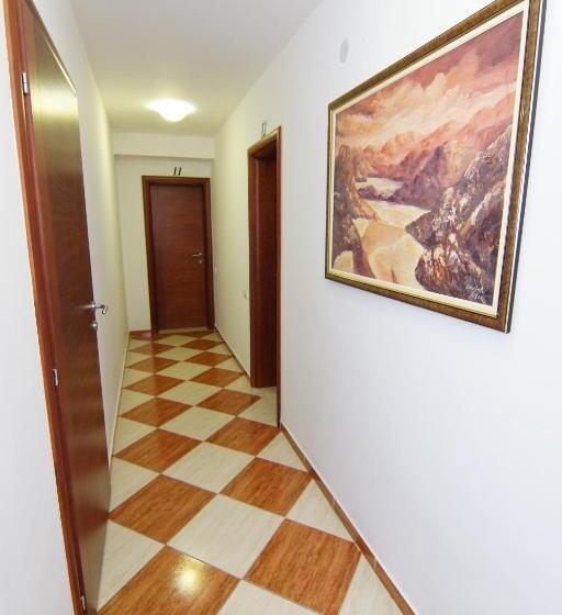 تختخواب و صبحانه Guesthouse Villa Gaga