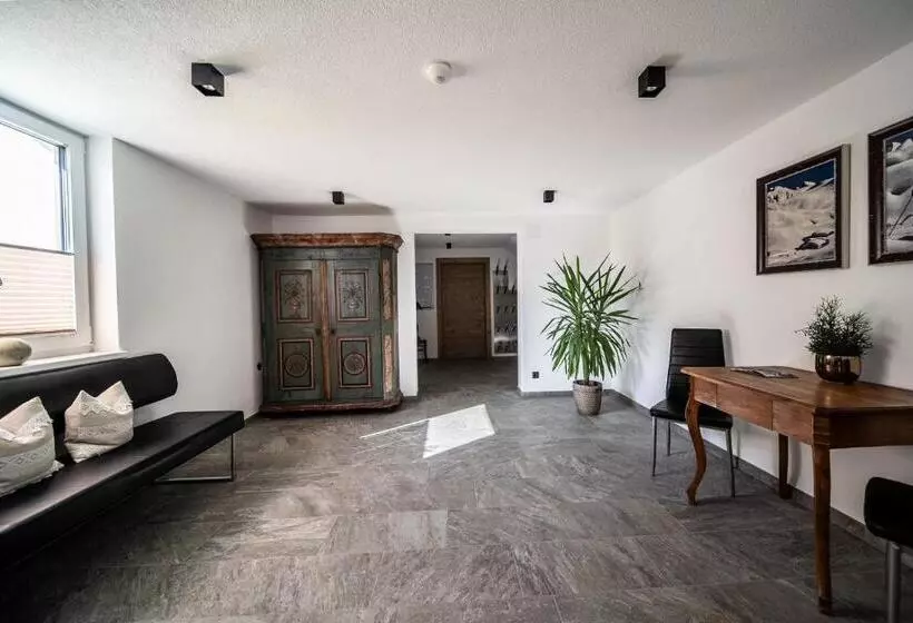 ペンション Appartements Tyrol