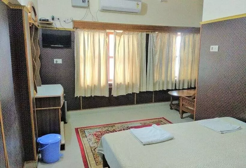 ホテル Kedareswar B&b