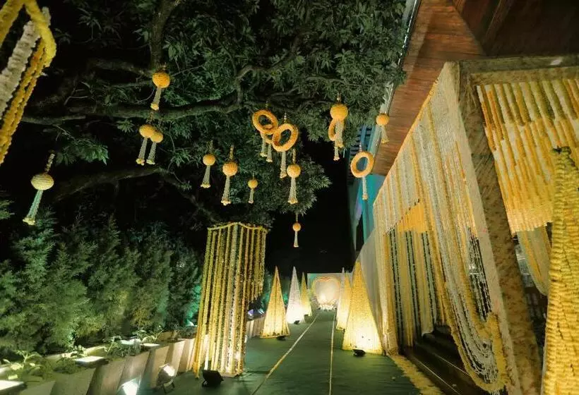 Отель Saffron Leaf