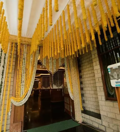 Отель Saffron Leaf