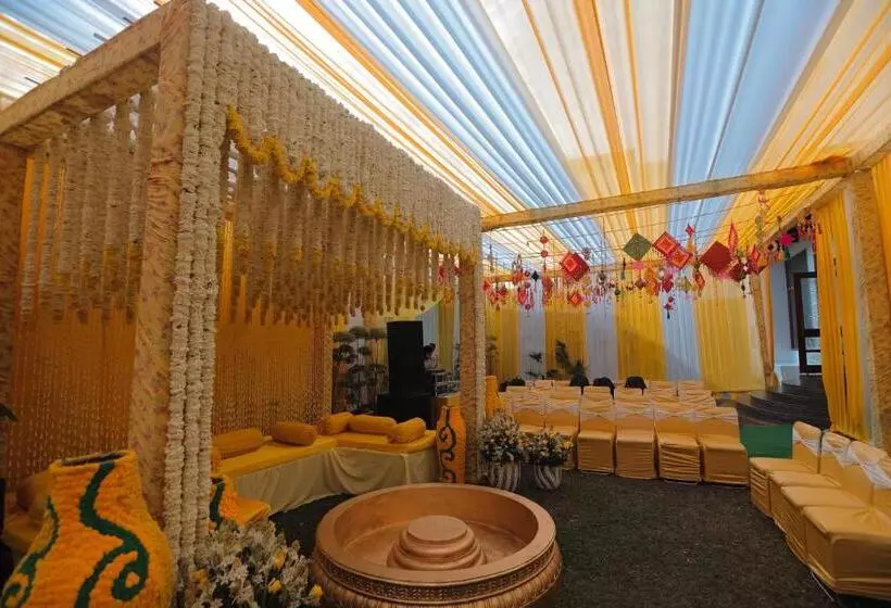 Отель Saffron Leaf