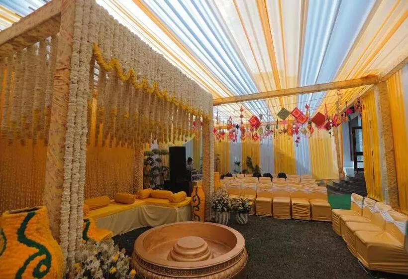 Отель Saffron Leaf