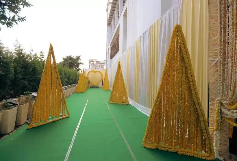 Отель Saffron Leaf