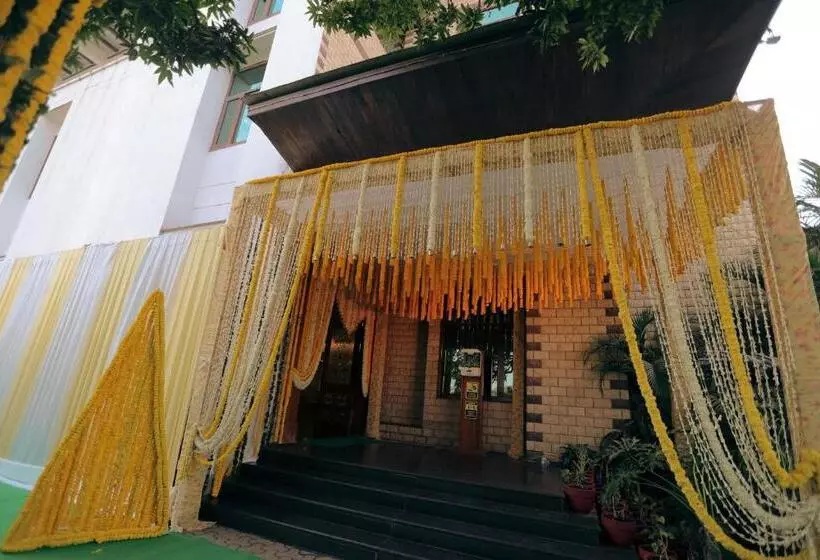 Отель Saffron Leaf