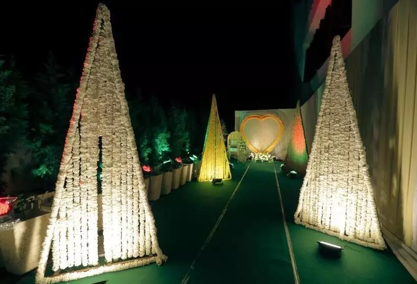 Отель Saffron Leaf