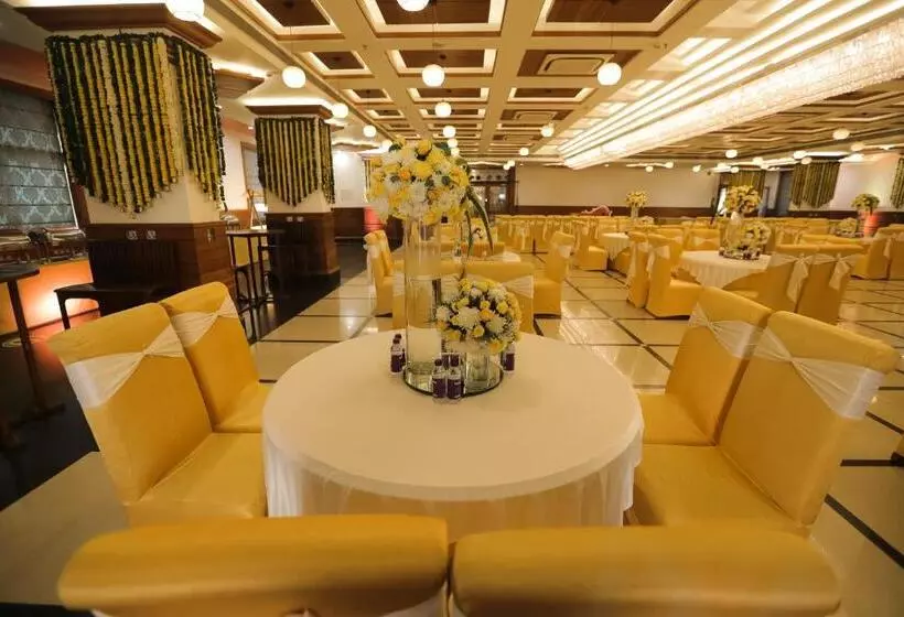 Отель Saffron Leaf