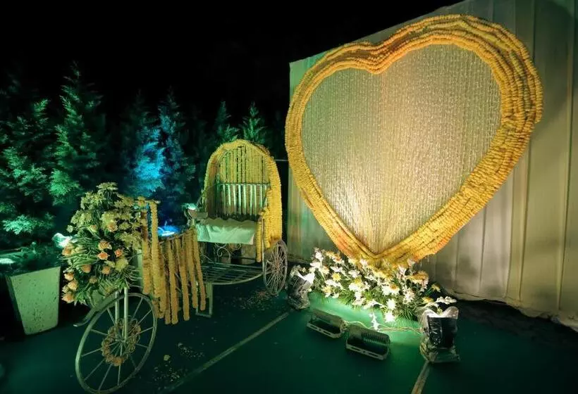 Отель Saffron Leaf