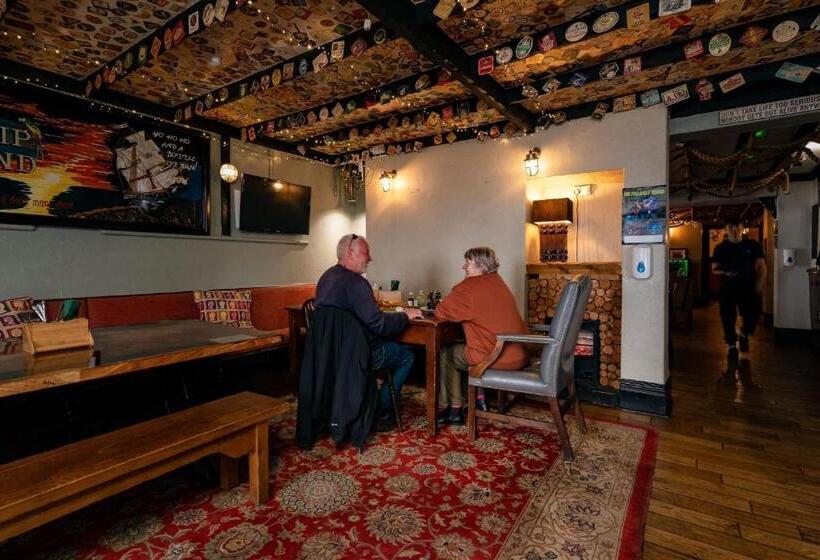 Отель The Old Ship Aground