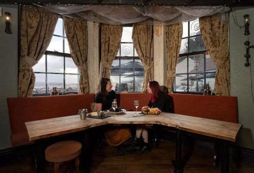 هتل The Old Ship Aground