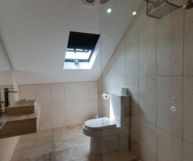 Base Serviced Apartments Sir Thomas Street