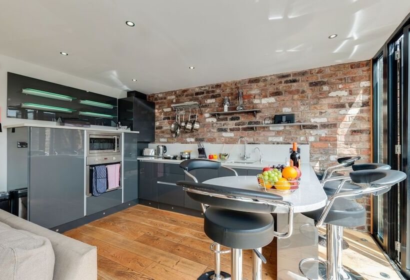 Base Serviced Apartments Sir Thomas Street