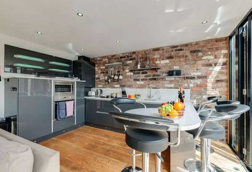 Base Serviced Apartments Sir Thomas Street
