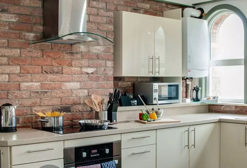 Base Serviced Apartments Sir Thomas Street