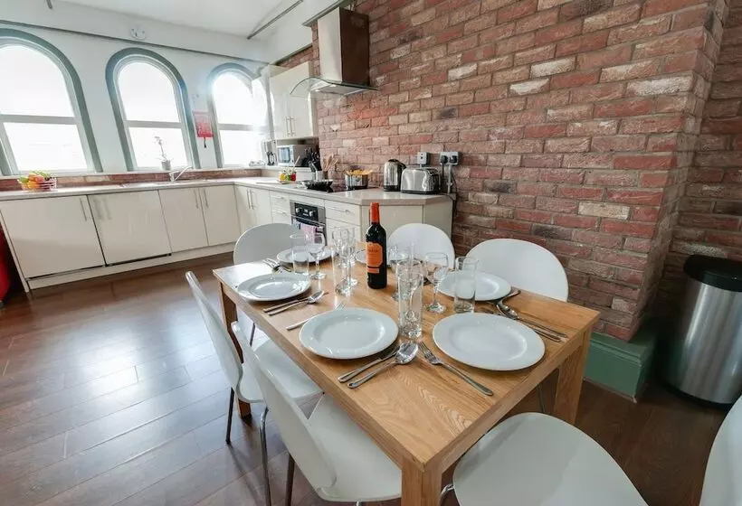 Base Serviced Apartments Sir Thomas Street