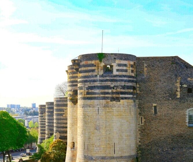 هتل Logis Hôtels Hôtel Marguerite D Anjou Angers Château