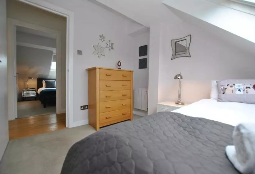 The Courtyard 2 Bedroom Apartments In Central Windsor With Parking