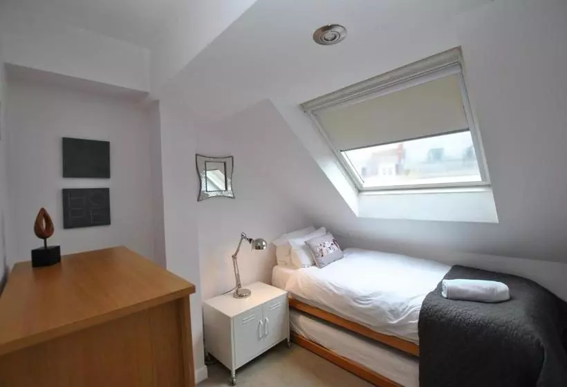 The Courtyard 2 Bedroom Apartments In Central Windsor With Parking