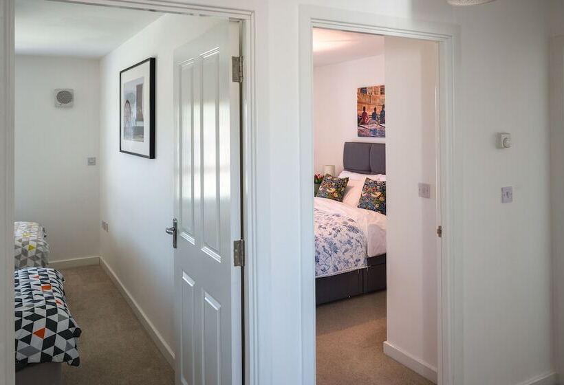 Cambridge Orchard Apartments   2 Double Bedrooms