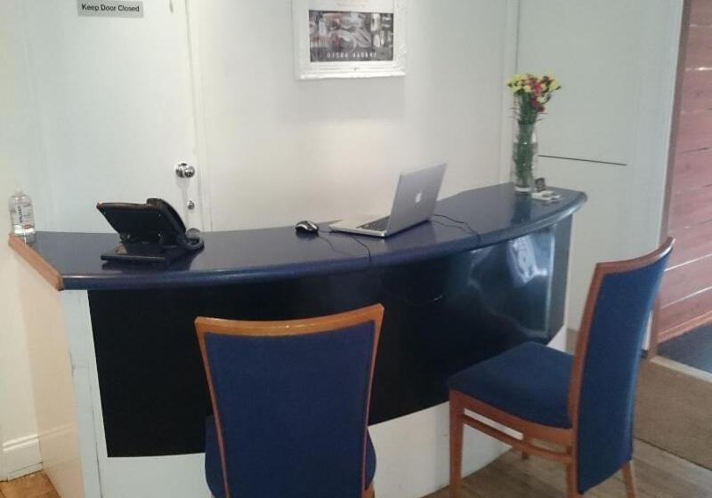 فندق Livingston Lodge