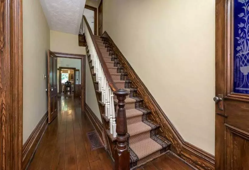 ベッドアンドブレックファースト Master Bedroom In A 150 Year Old Victorian House