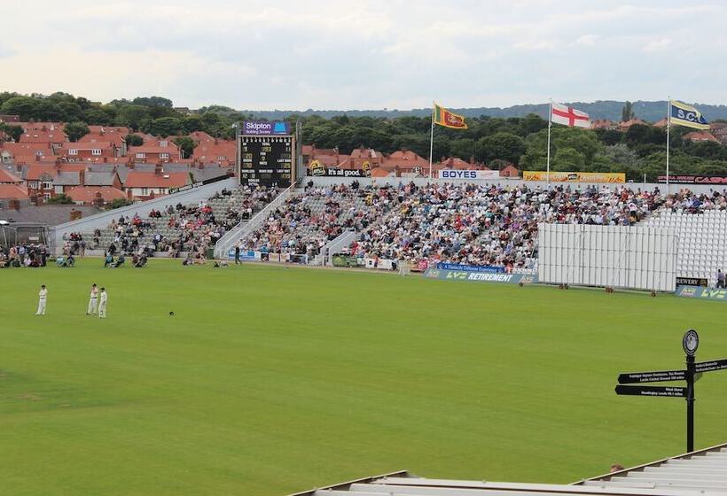Bed and Breakfast Ainsley Court Guest House