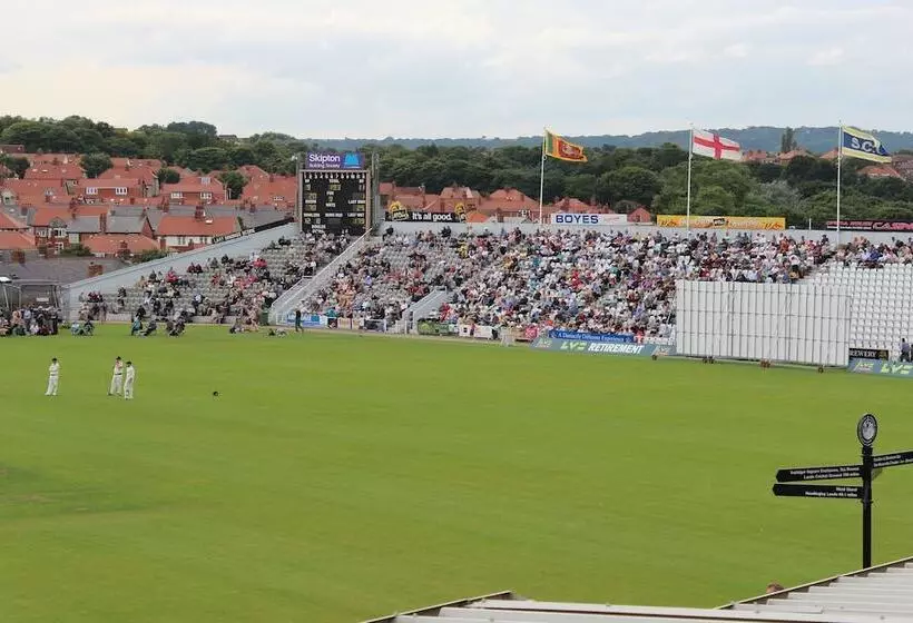 Bed and Breakfast Ainsley Court Guest House
