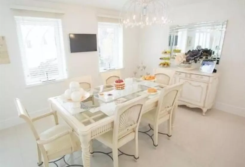 Bed and Breakfast Queen Bee & B