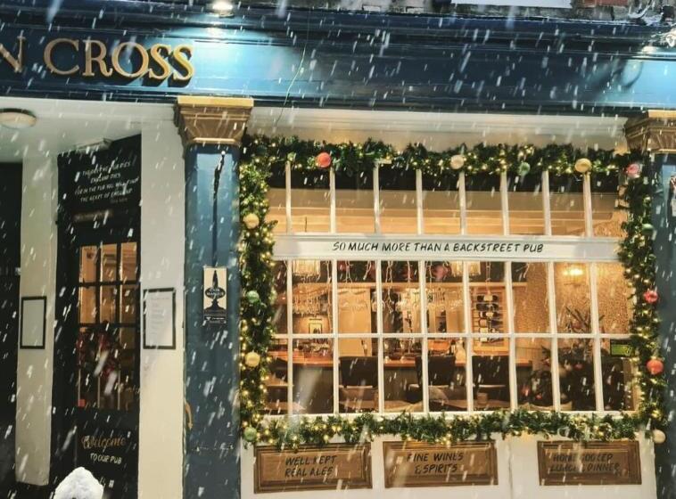 בית מלון כפרי The Golden Cross