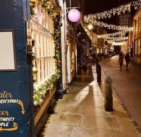 هتل The Golden Cross