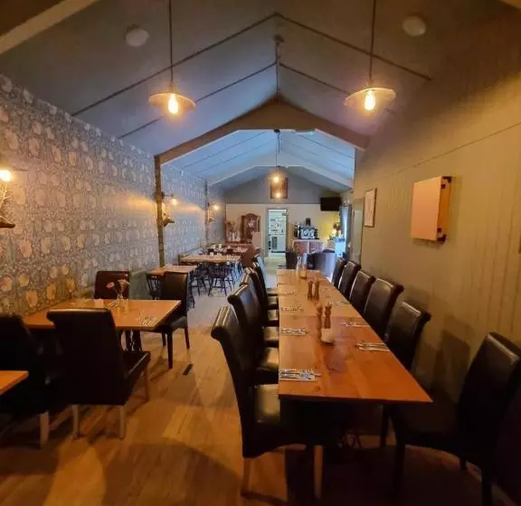 هتل The Golden Cross