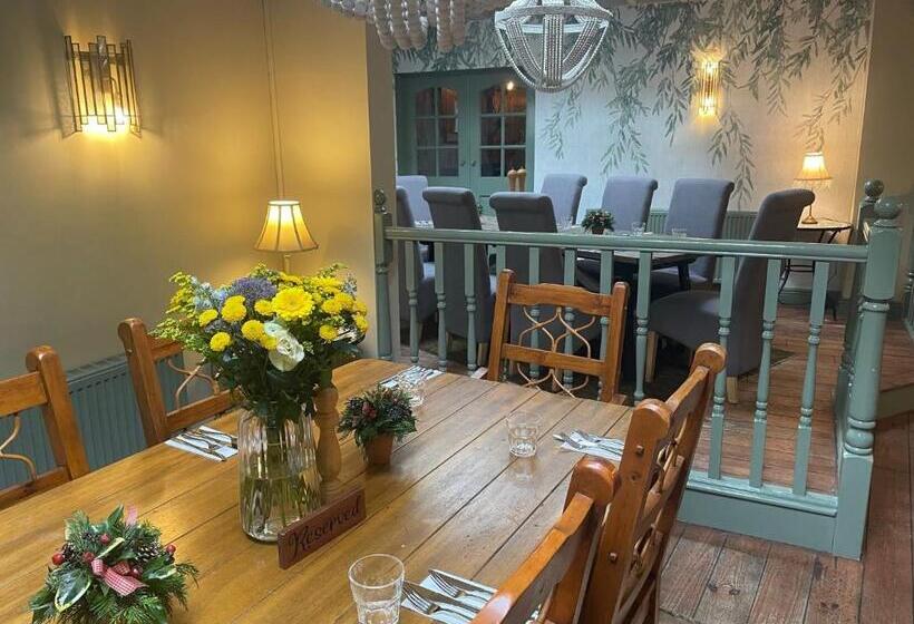 בית מלון כפרי The Golden Cross