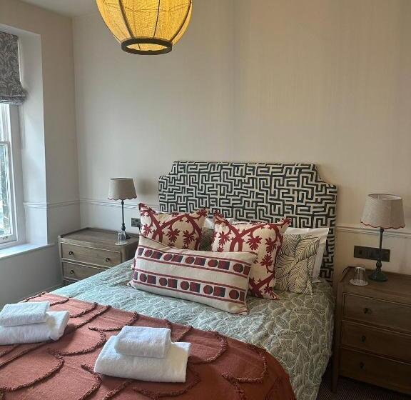 בית מלון כפרי The Golden Cross