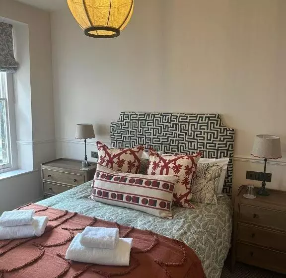 هتل The Golden Cross