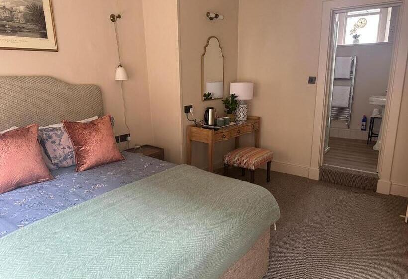 בית מלון כפרי The Golden Cross