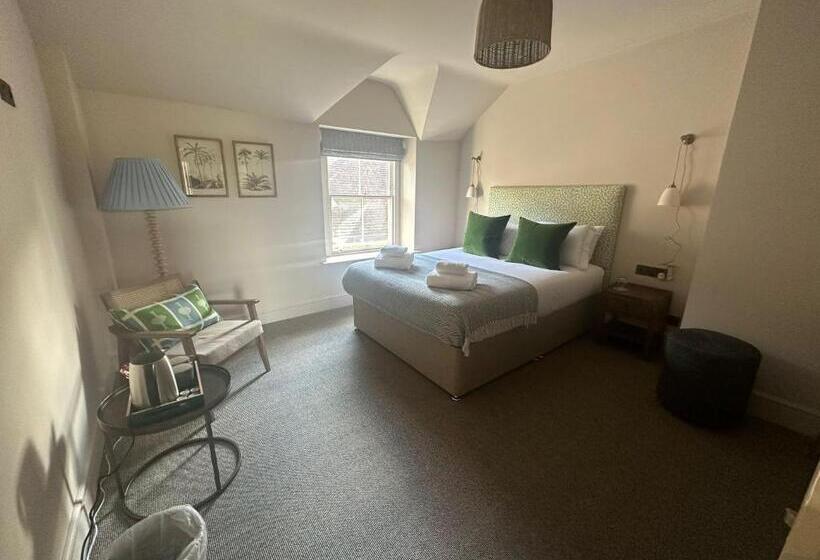 בית מלון כפרי The Golden Cross