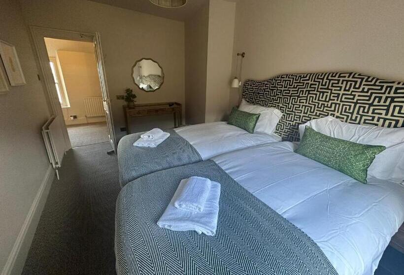 בית מלון כפרי The Golden Cross